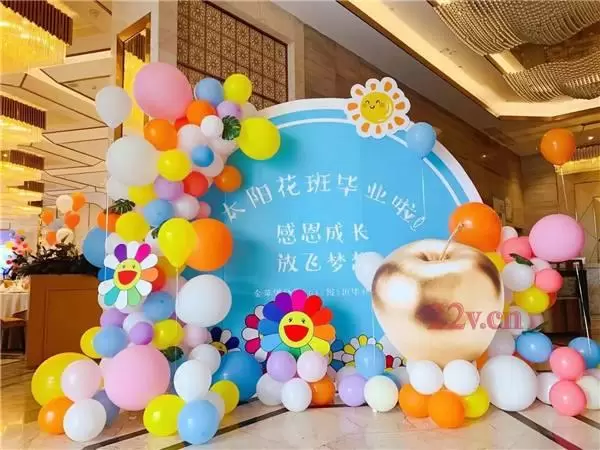 成都酒店生日宴-气球背景墙-专业制作拱门-氦气球-地爆球-装饰布置人员